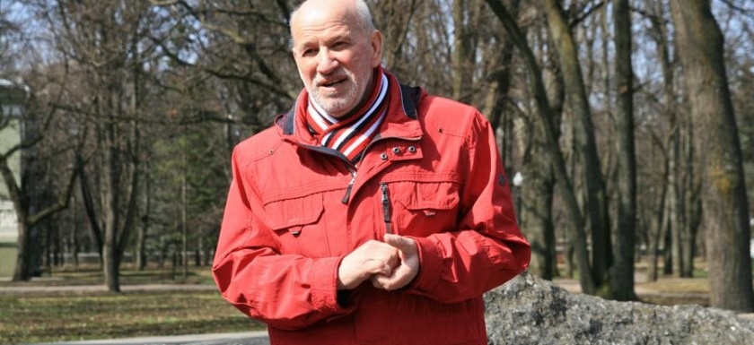 Мікалай Чырскі вядзе экскурсію па Музеі валуноў ва Уруччы