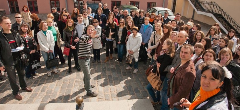 Ля старых камяніц у Траецкім прадмесці. Вядзе Раман Крыцук